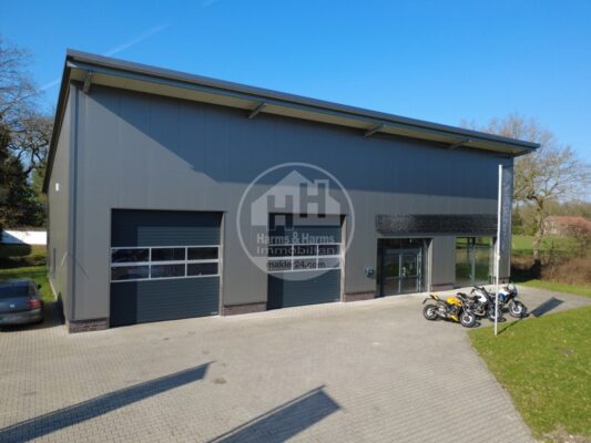 Neuwertige Ausstellungshalle mit Werkstatt im Gewerbegebiet 26605 Aurich / Schirum, Halle
